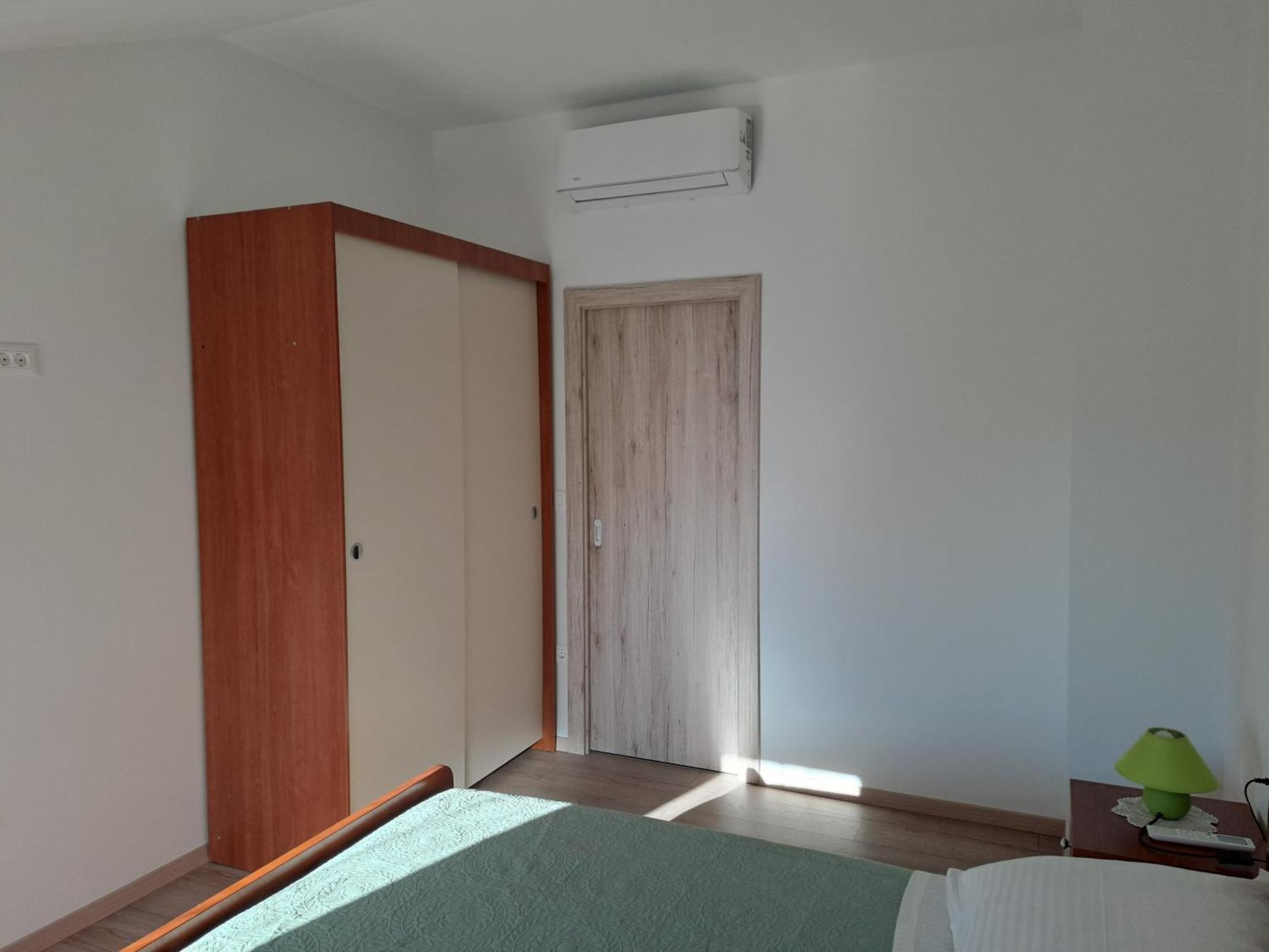 Apartments N & V โปเรช ภายนอก รูปภาพ