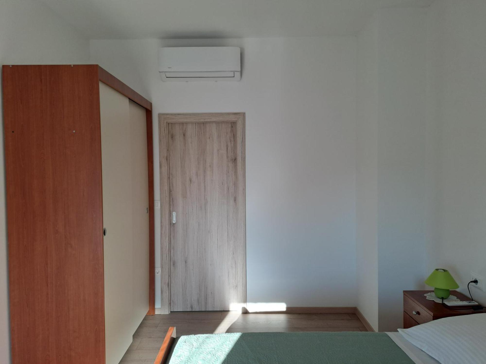 Apartments N & V โปเรช ภายนอก รูปภาพ