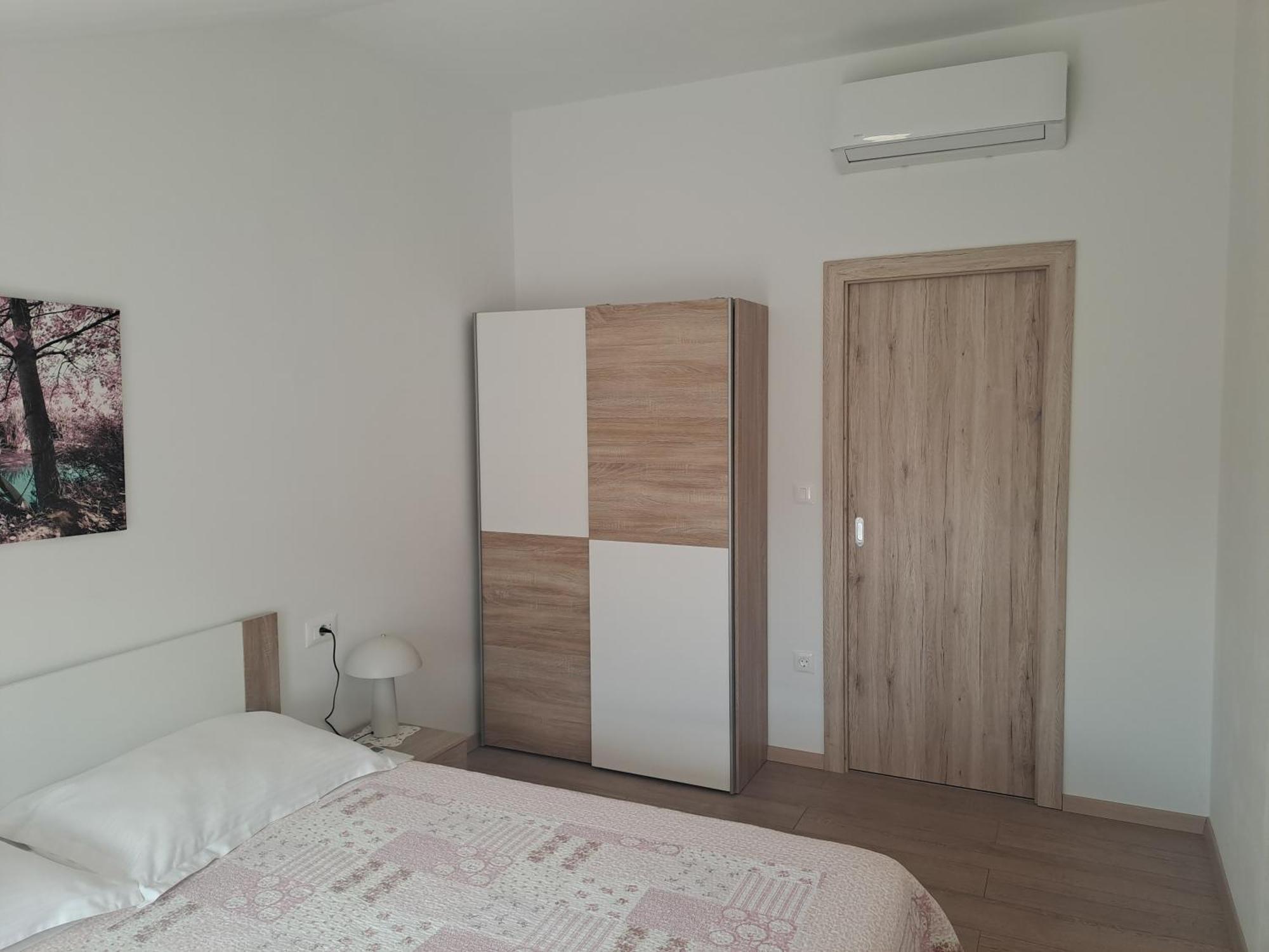 Apartments N & V โปเรช ภายนอก รูปภาพ